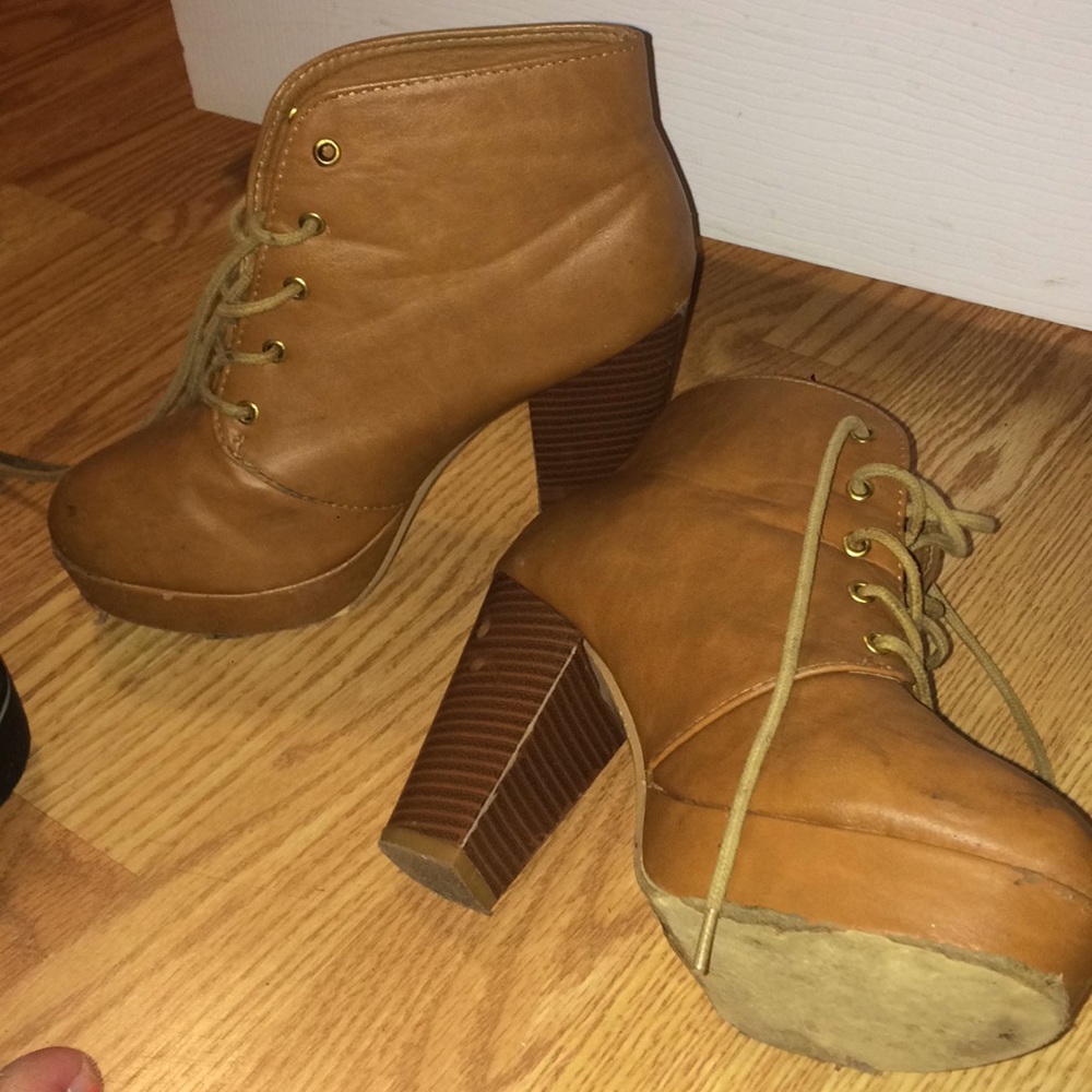 Ankle high booties ! so adorable ! Size kids 6 !
